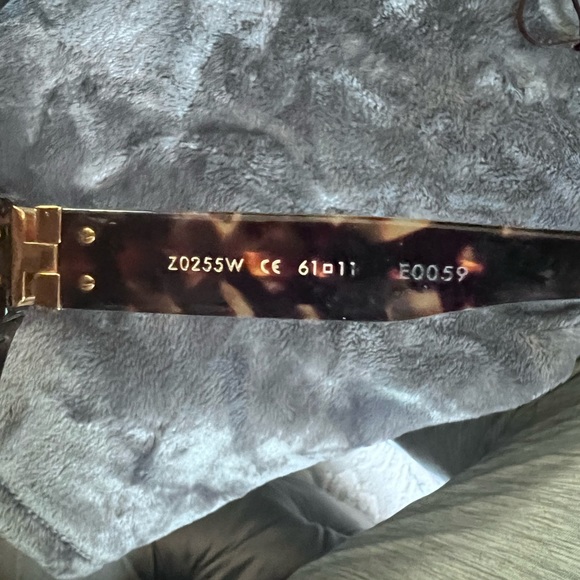 LOUIS VUITTON
Oversized Soupcon Sunglasses Z0255W Dark Tortoise - Picture 4 of 6